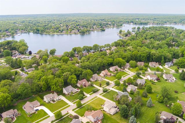 2241 Elkridge Circle, Highland, MI 48356