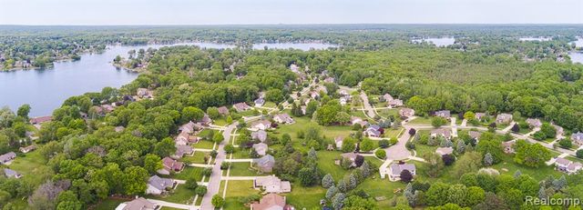 2241 Elkridge Circle, Highland, MI 48356