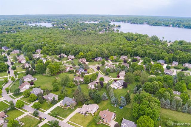 2241 Elkridge Circle, Highland, MI 48356