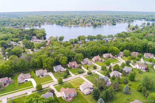 2241 Elkridge Circle, Highland, MI 48356