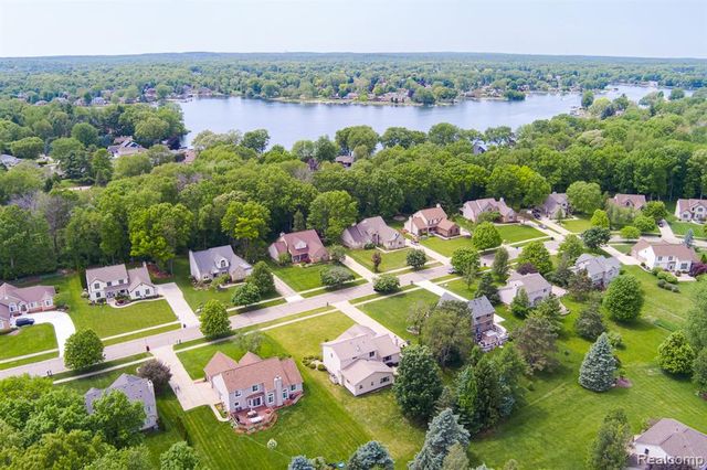 2241 Elkridge Circle, Highland, MI 48356