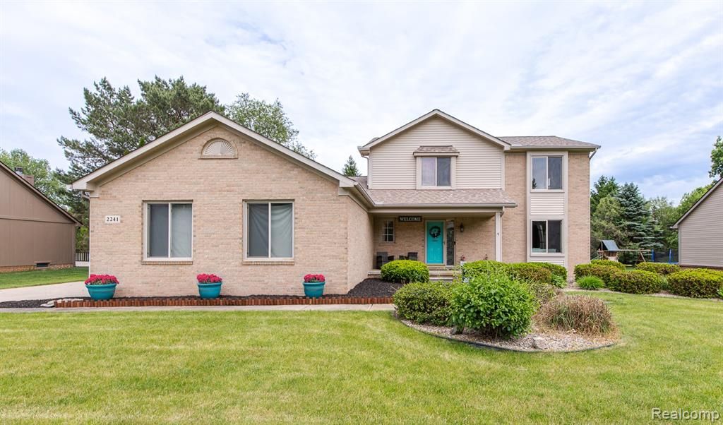 2241 Elkridge Circle, Highland, MI 48356