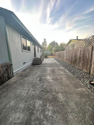 95 Oak Avenue, Redway, CA 95560