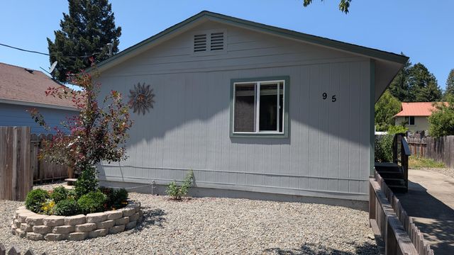 95 Oak Avenue, Redway, CA 95560