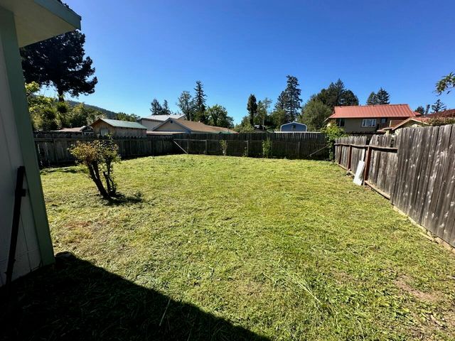 95 Oak Avenue, Redway, CA 95560