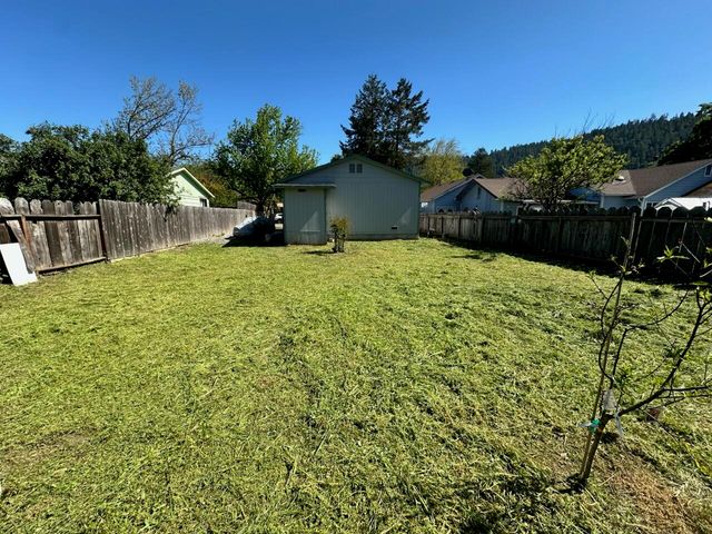 95 Oak Avenue, Redway, CA 95560