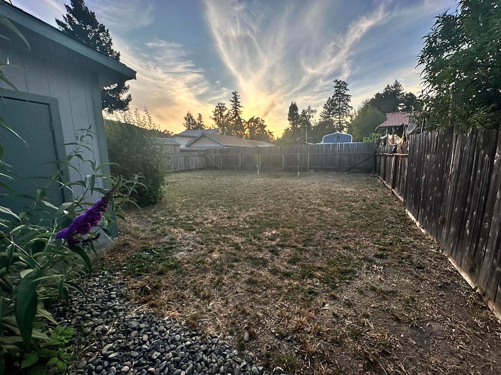 95 Oak Avenue, Redway, CA 95560