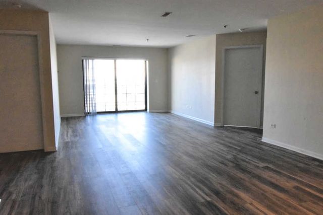 8255 Skokie Boulevard 303, Skokie, IL 60077