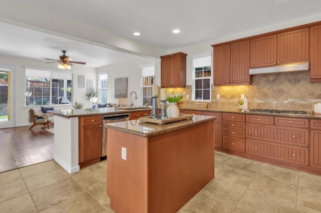 2064 Camp Whitney Cir, Rocklin, CA 95765