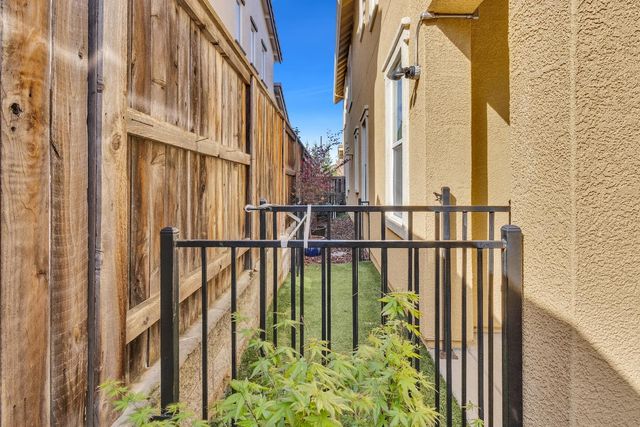 2064 Camp Whitney Cir, Rocklin, CA 95765