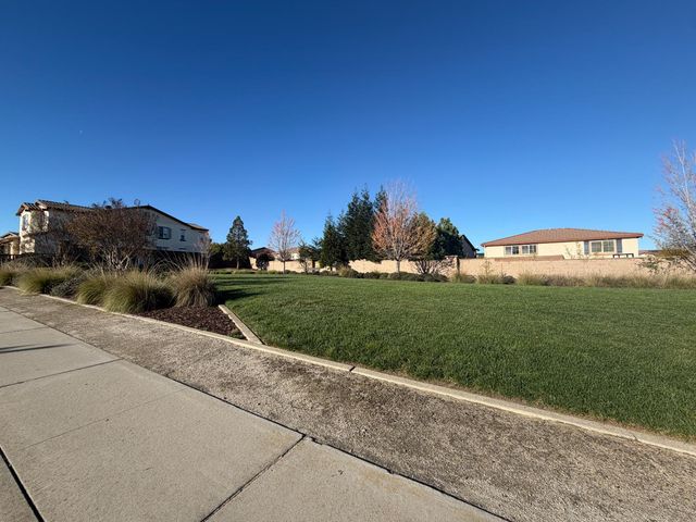 2064 Camp Whitney Cir, Rocklin, CA 95765