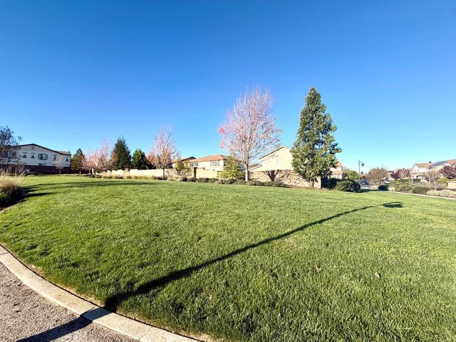 2064 Camp Whitney Cir, Rocklin, CA 95765