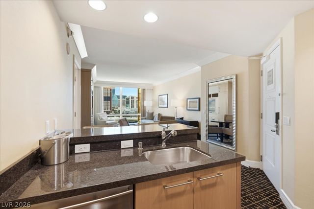 2000 North Fashion Show Drive 1906, Las Vegas, NV 89109