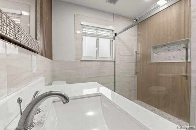 5635 Belmont Avenue, Dearborn Heights, MI 48127