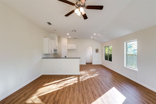 2836 Burchill Road S, Fort Worth, TX 76105