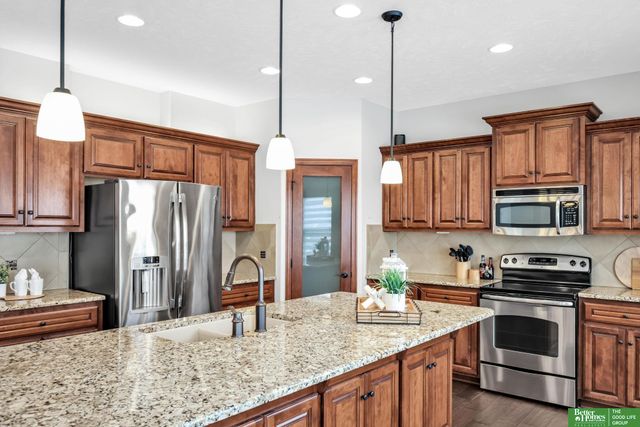 19758 Weir Street, Omaha, NE 68135