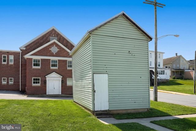 5 N 2ND ST, Mount Wolf, PA 17347