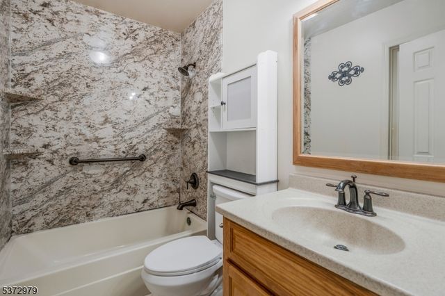 214 Spruce Ct, Raritan Twp., NJ 08822