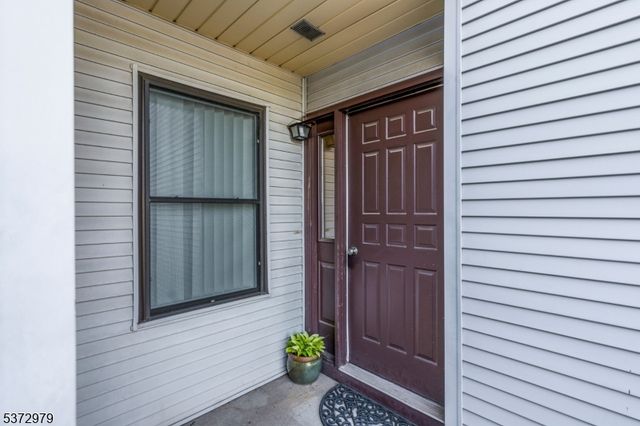 214 Spruce Ct, Raritan Twp., NJ 08822