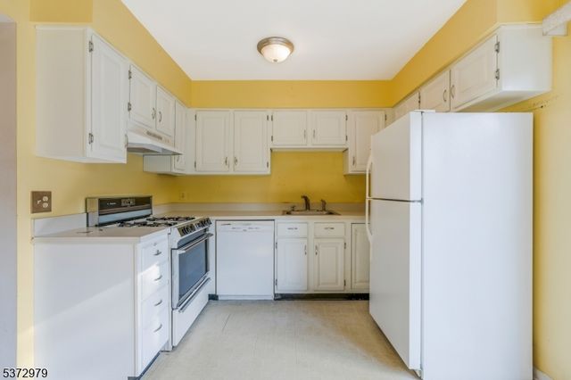 214 Spruce Ct, Raritan Twp., NJ 08822