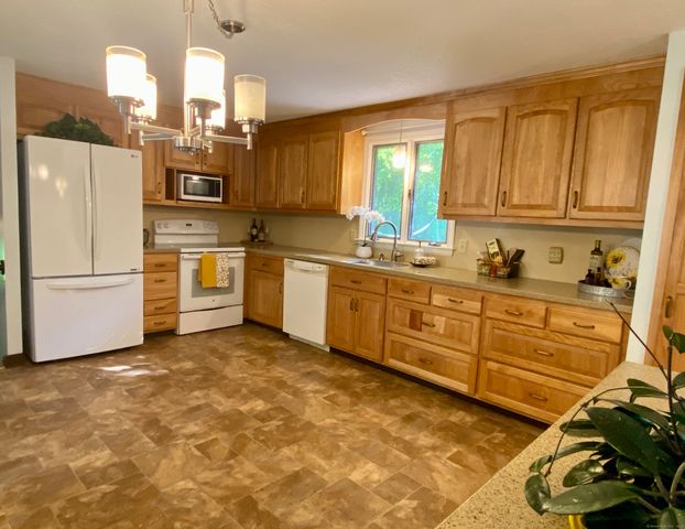 33 Rambling Road, Vernon, CT 06066
