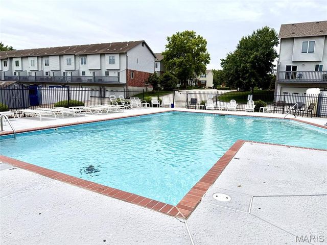 4207 Sherman Park Drive 14G, St Charles, MO 63303