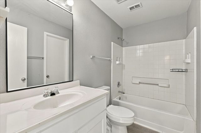 320 Deer Run Drive, Sanger, TX 76266