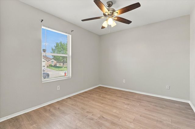 320 Deer Run Drive, Sanger, TX 76266