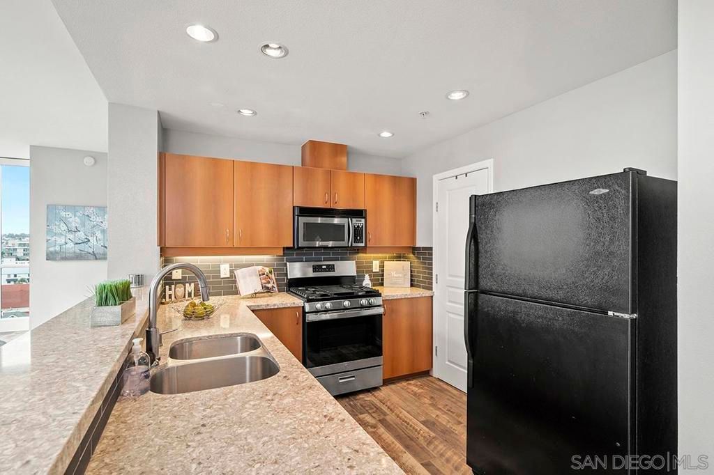 Image 16 of property listing at 300 W Beech St 1003, San Diego, CA 92101