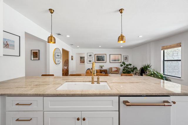 6206 Highland Hills DR, Austin, TX 78731