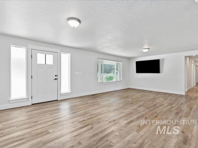 3040 N Duane Dr, Meridian, ID 83646