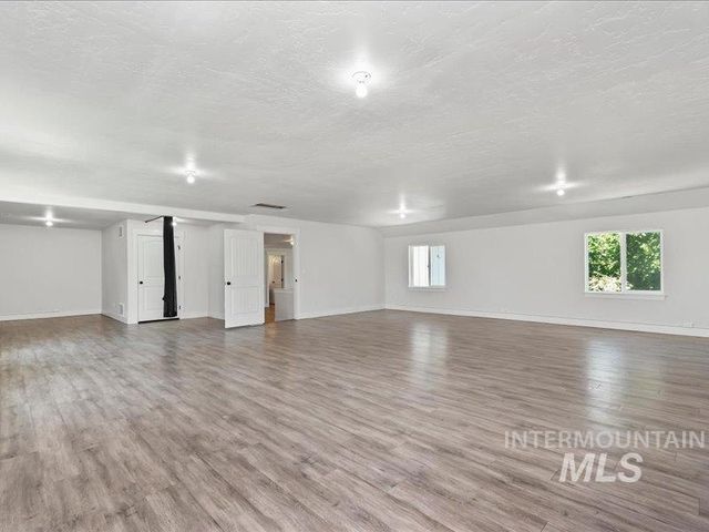 3040 N Duane Dr, Meridian, ID 83646