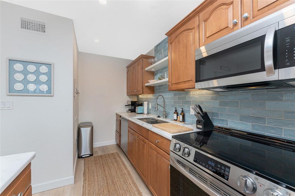 Image 12 of property listing at 1500 PARK BEACH CIRCLE 3D, Punta Gorda, FL 33950