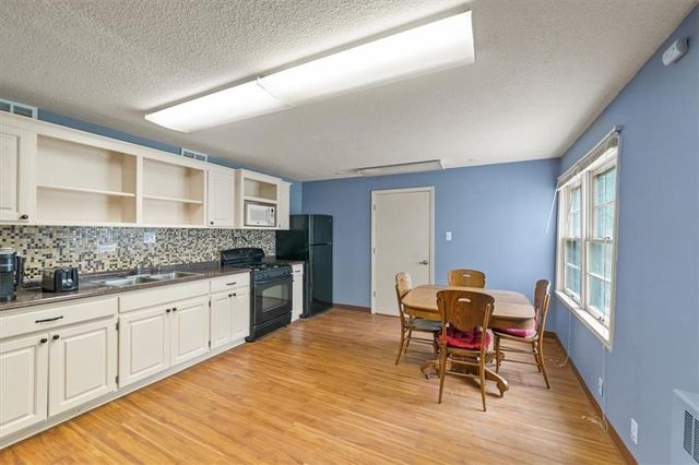 7623 W 52ND Street, Overland Park, KS 66202