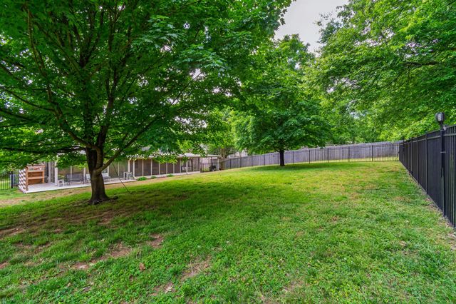 110 W Braxton Ln, Hendersonville, TN 37075