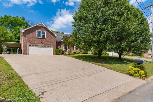 110 W Braxton Ln, Hendersonville, TN 37075