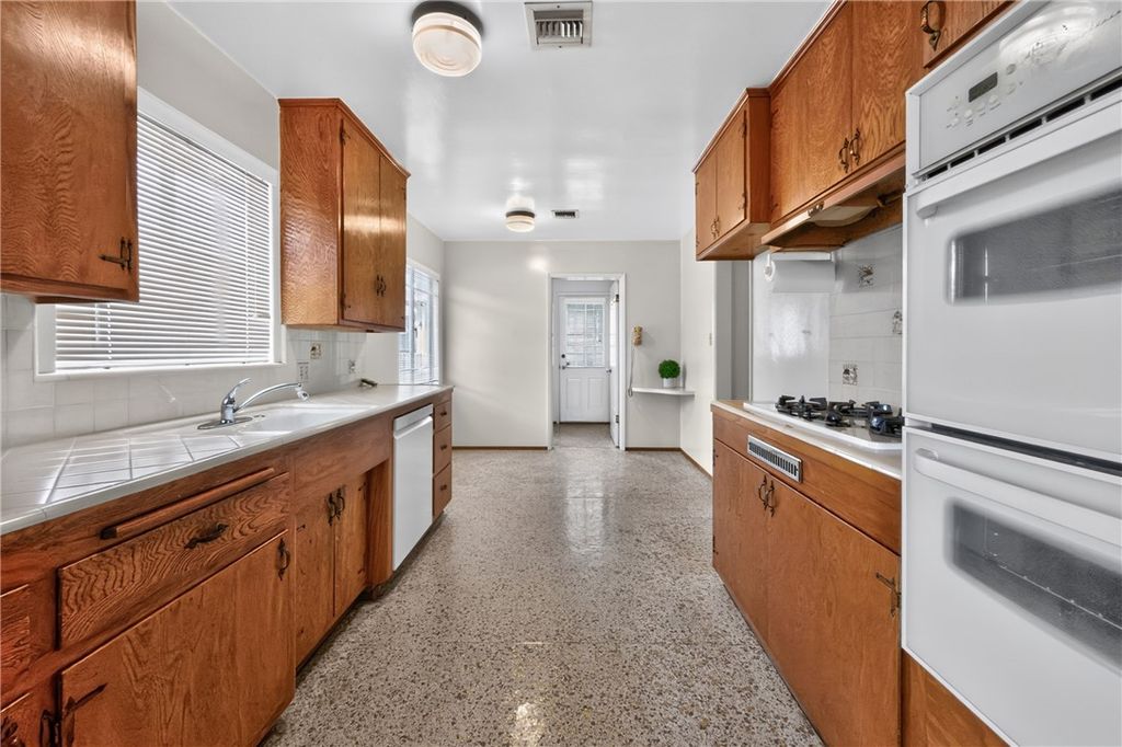 Image 5 of property listing at 721 N Conlon, West Covina, CA 91790