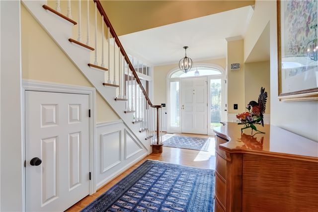 27 Merryhill Ln, Pittsford, NY 14534