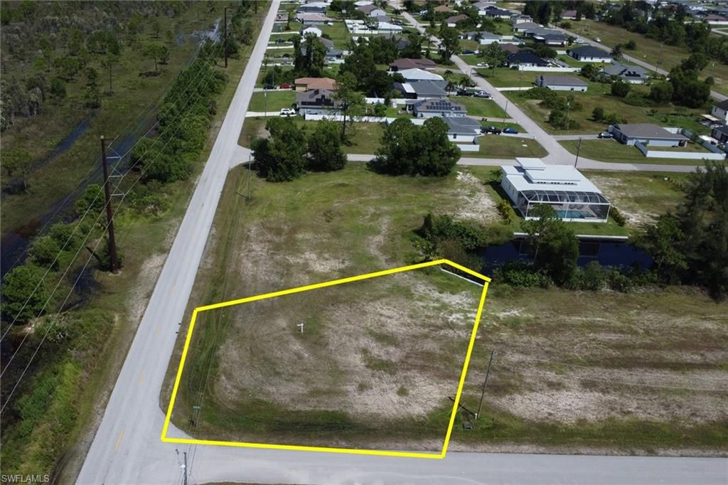 Image 3 of property listing at 801 NE 38th TER, Cape Coral, FL 33909