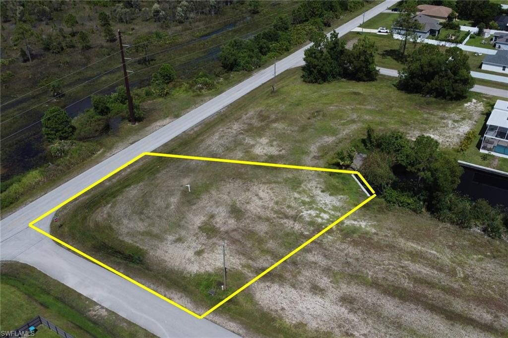 Image 4 of property listing at 801 NE 38th TER, Cape Coral, FL 33909