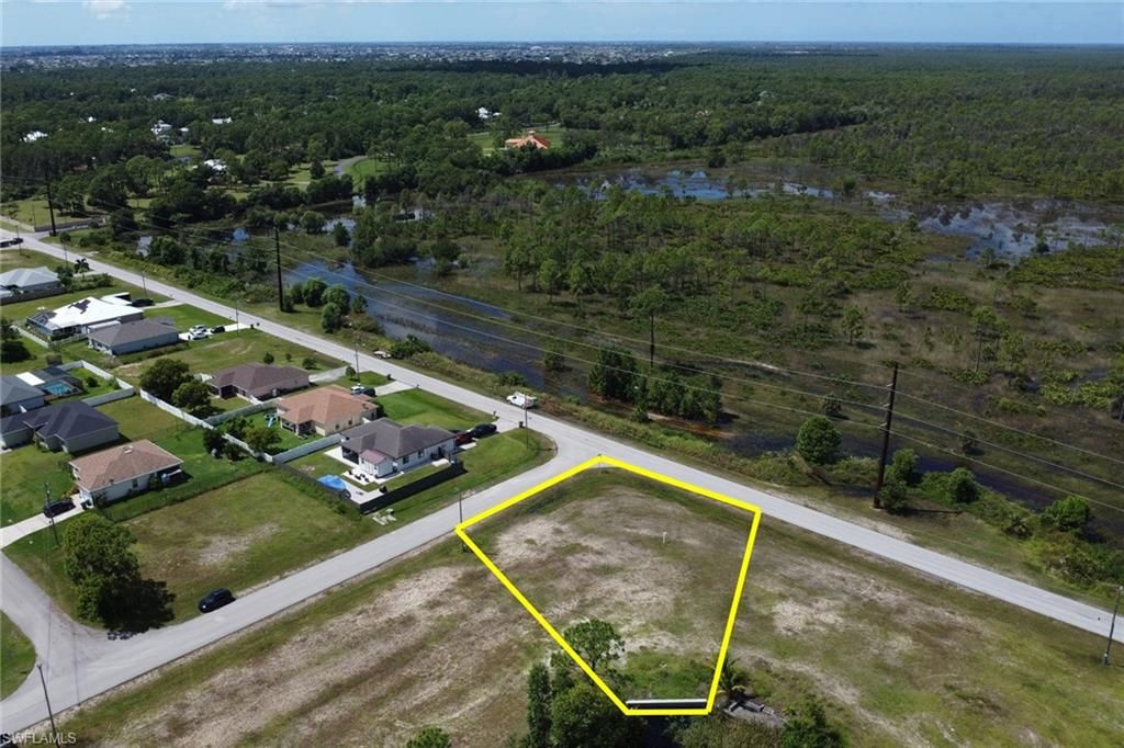 Image 5 of property listing at 801 NE 38th TER, Cape Coral, FL 33909