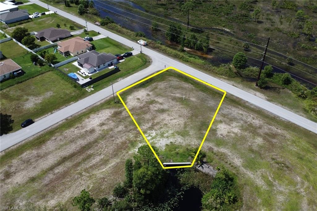 Image 6 of property listing at 801 NE 38th TER, Cape Coral, FL 33909