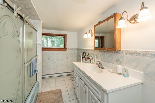19 Skyland Ave, Wanaque Boro, NJ 07420
