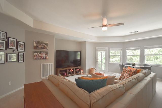 7 E Shale Creek Circle, The Woodlands, TX 77382