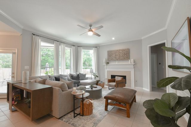 7 E Shale Creek Circle, The Woodlands, TX 77382