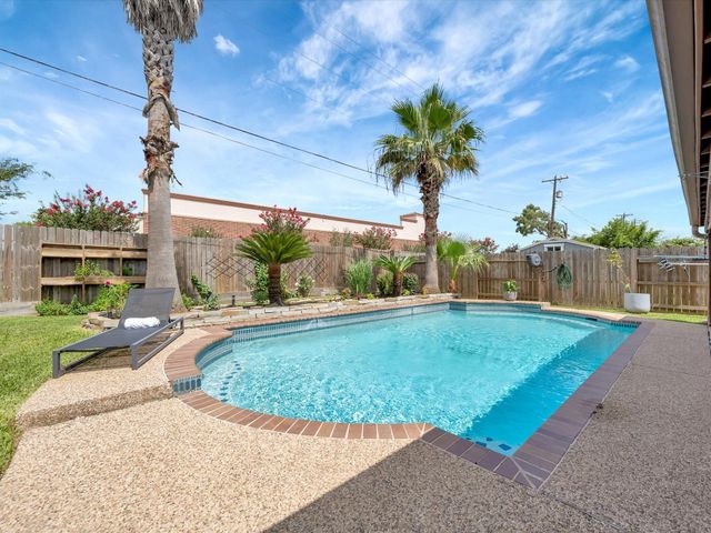 109 Country Lane, League City, TX 77573