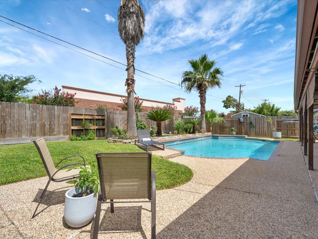 109 Country Lane, League City, TX 77573