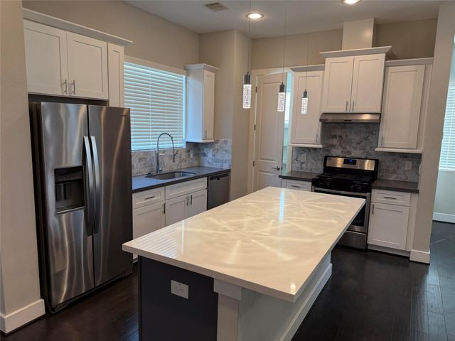 10806 Warwana Road A, Houston, TX 77043