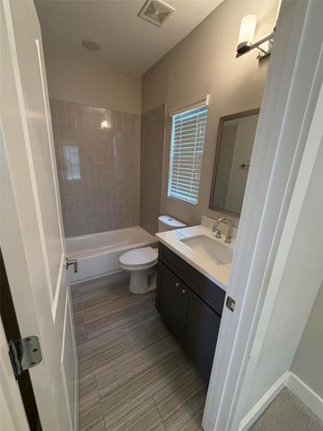 10806 Warwana Road A, Houston, TX 77043