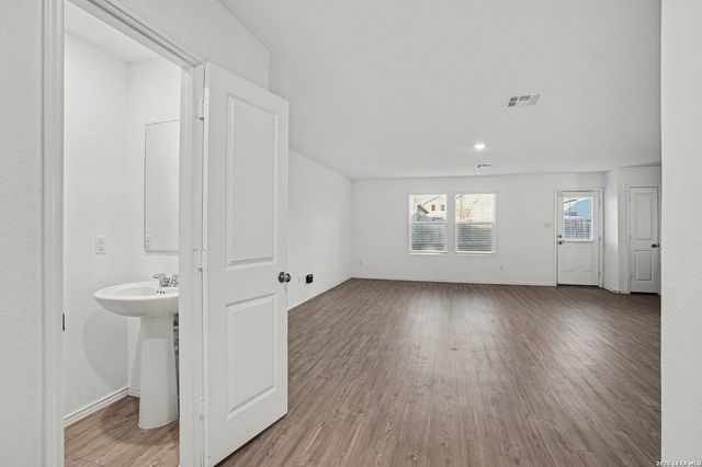 5459 Daphne Path, San Antonio, TX 78253